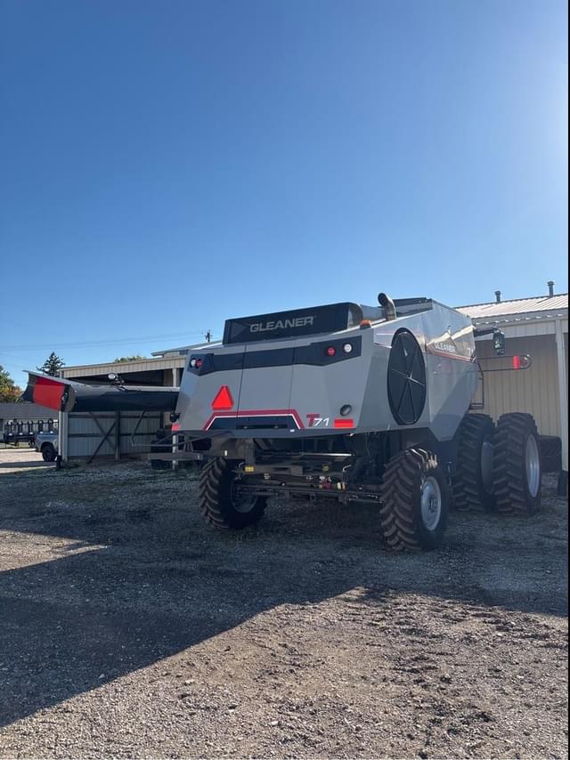 Image of Gleaner T71 equipment image 1