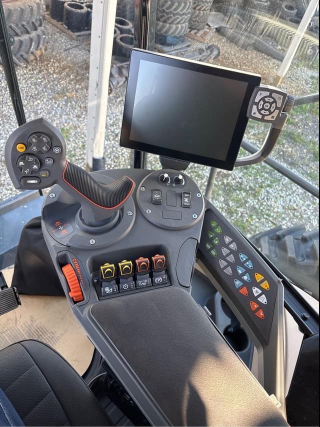 Image of Gleaner T71 equipment image 4