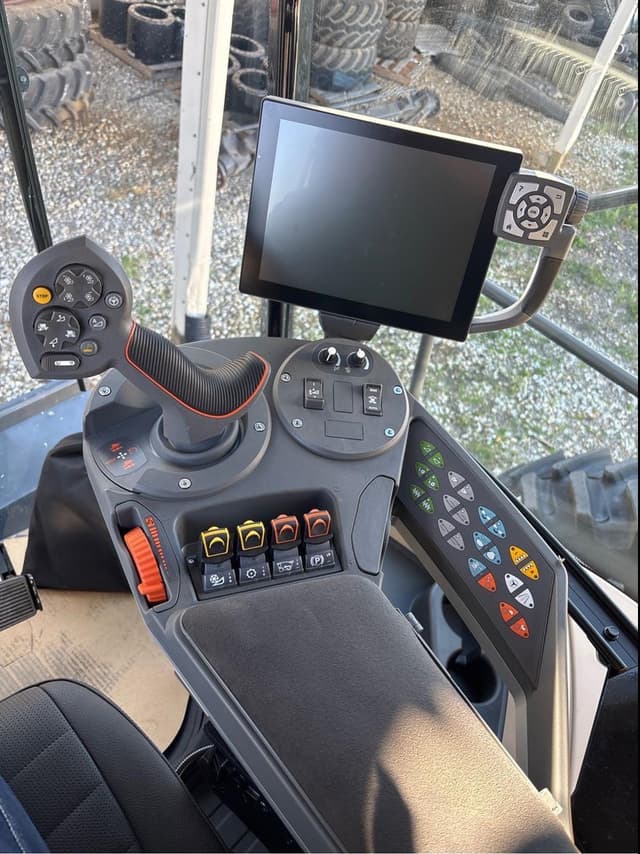 Image of Gleaner T71 equipment image 4