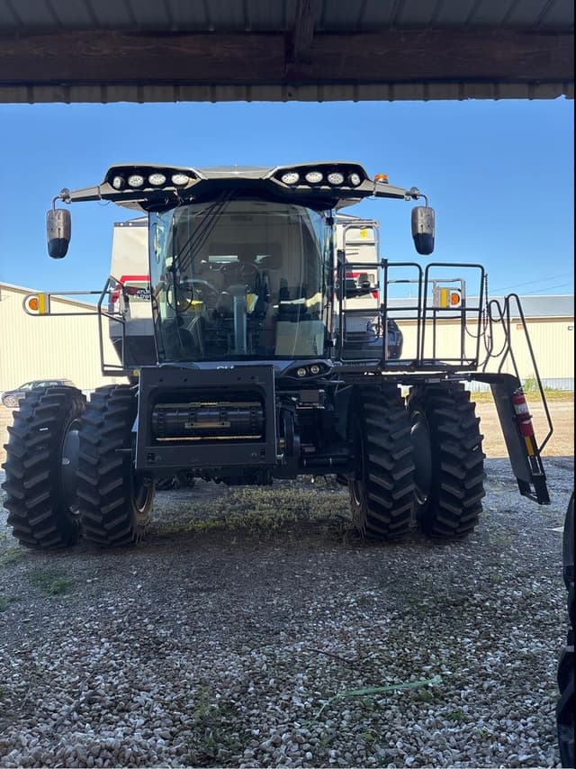 Image of Gleaner T71 equipment image 1