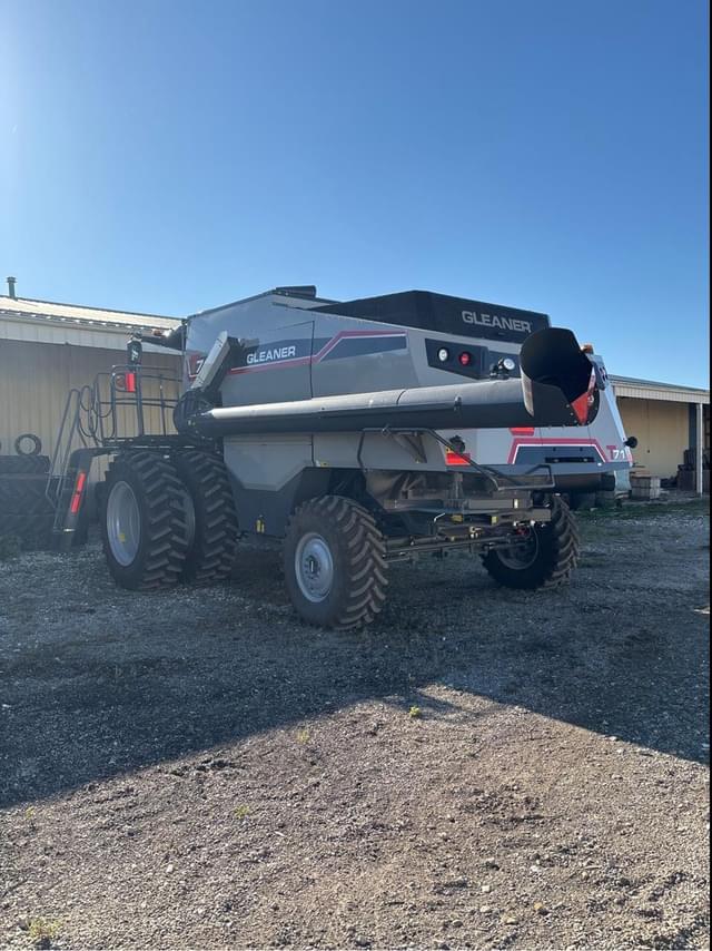 Image of Gleaner T71 equipment image 3