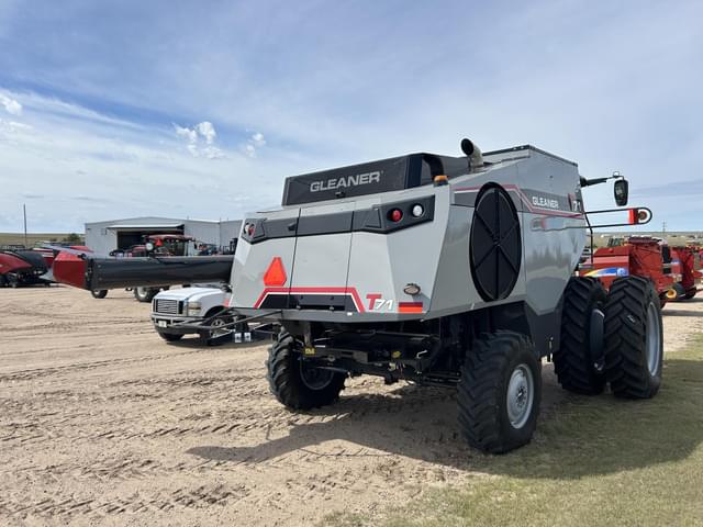 Image of Gleaner T71 equipment image 3