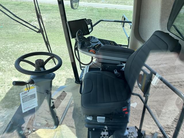 Image of Gleaner T71 equipment image 4