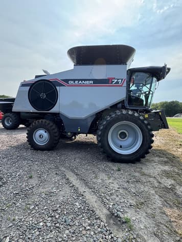 Main image Gleaner T71