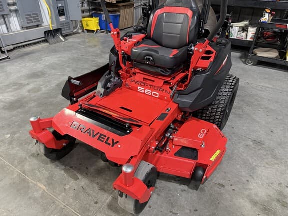 Image of Gravely Pro-Turn 560 equipment image 2
