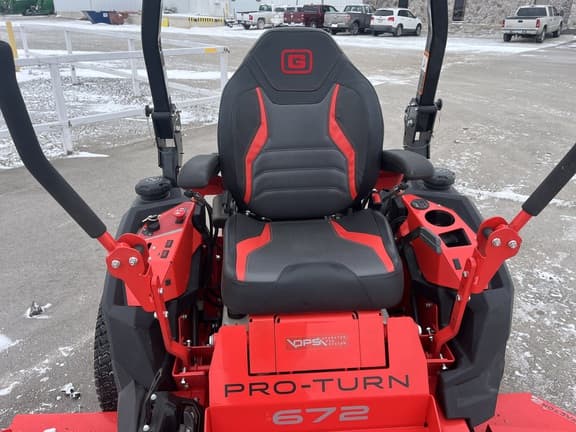 Image of Gravely Pro-Turn 672 equipment image 4
