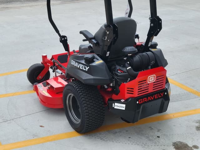 Image of Gravely Pro-Turn 152 equipment image 4