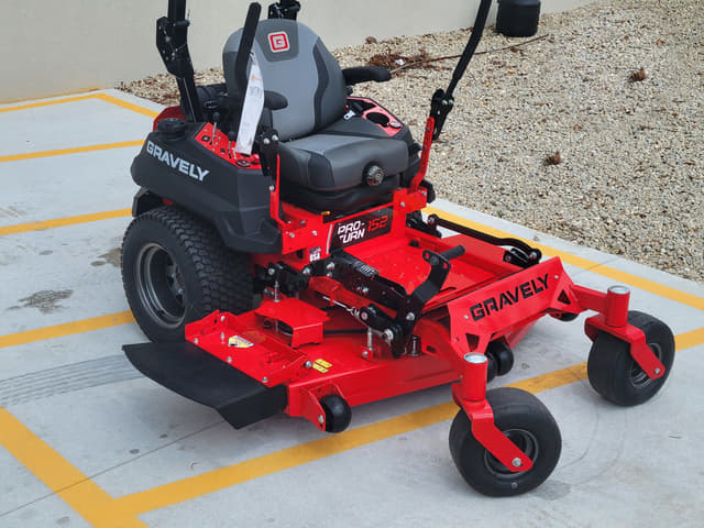 Image of Gravely Pro-Turn 152 equipment image 2