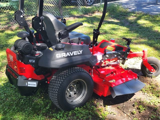 Image of Gravely Pro-Turn 152 equipment image 3