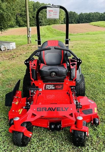 Image of Gravely Pro-Turn 152 equipment image 2