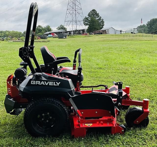 Image of Gravely Pro-Turn 152 equipment image 3