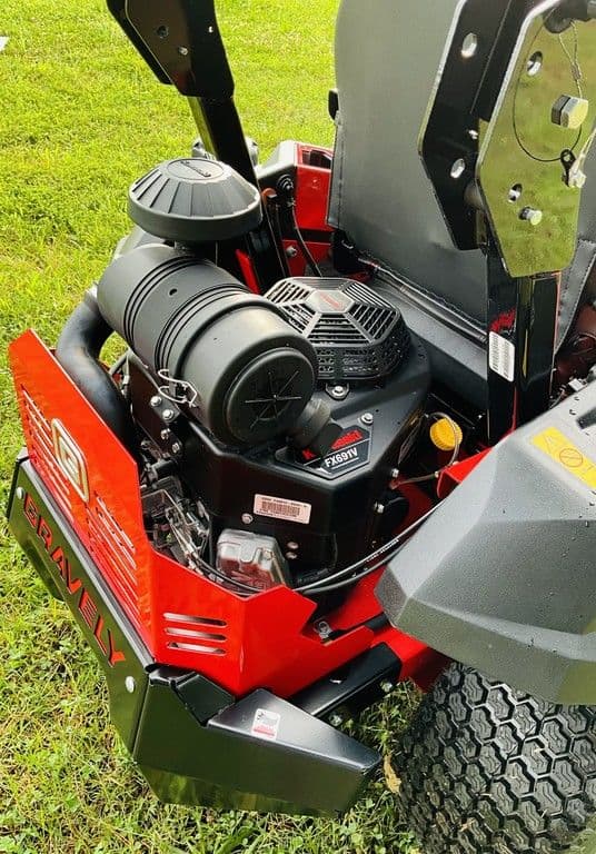 Image of Gravely Pro-Turn 352 equipment image 4