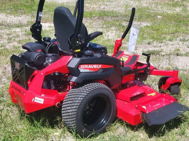 Image of Gravely Pro-Turn 672 equipment image 2
