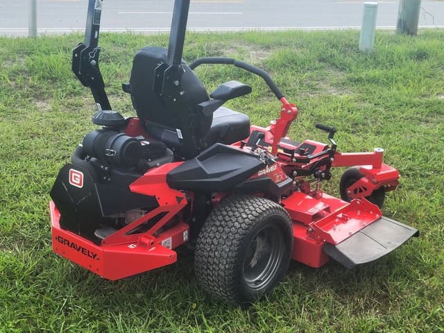 Image of Gravely Pro-Turn 52 equipment image 3
