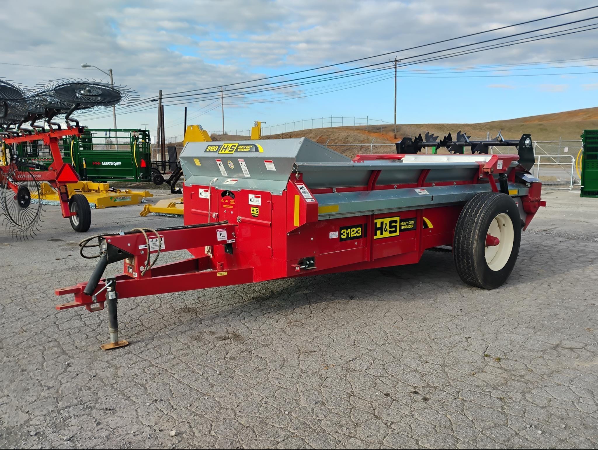 2025 H&S 3123 Equipment Image0