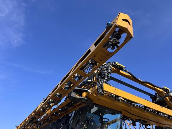 Image of Hagie STS12 equipment image 2