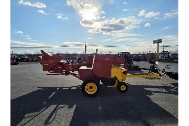 Image of New Holland Hayliner 275 equipment image 3