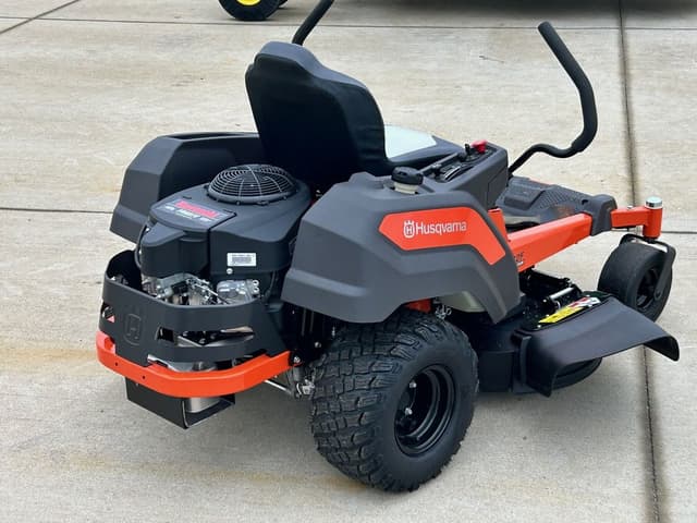 Image of Husqvarna Z242F equipment image 4