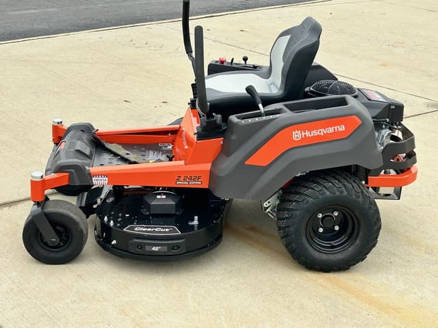 Image of Husqvarna Z242F equipment image 2