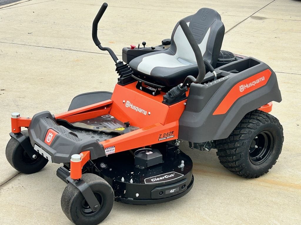 2025 Husqvarna Z242F Equipment Image0