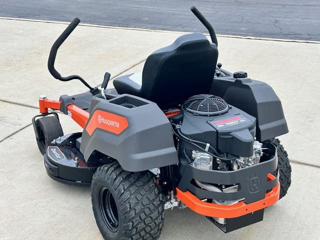 Image of Husqvarna Z242F equipment image 3