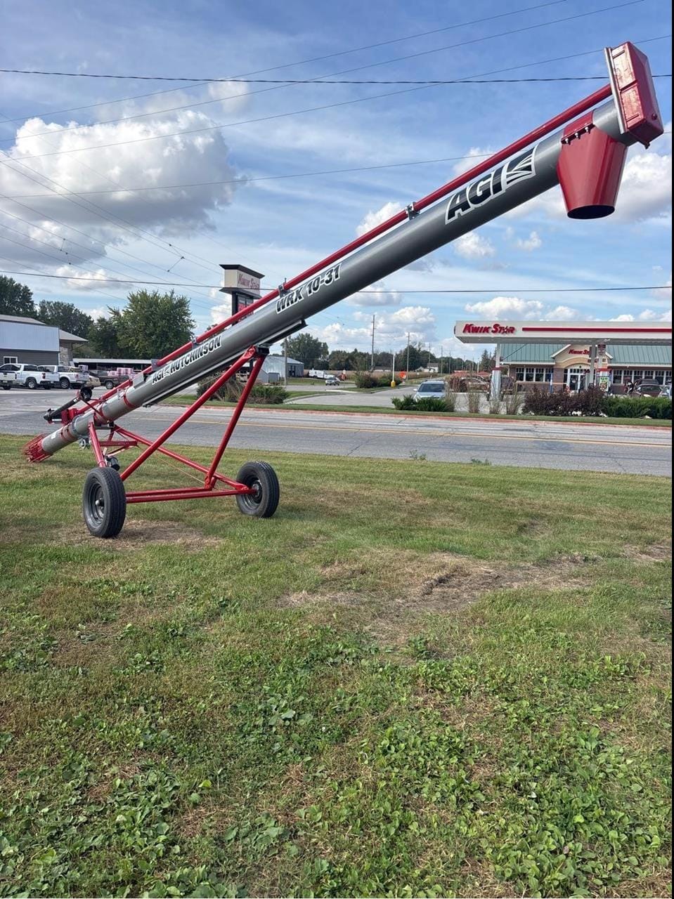 2025 Hutchinson WRX10-31 Equipment Image0
