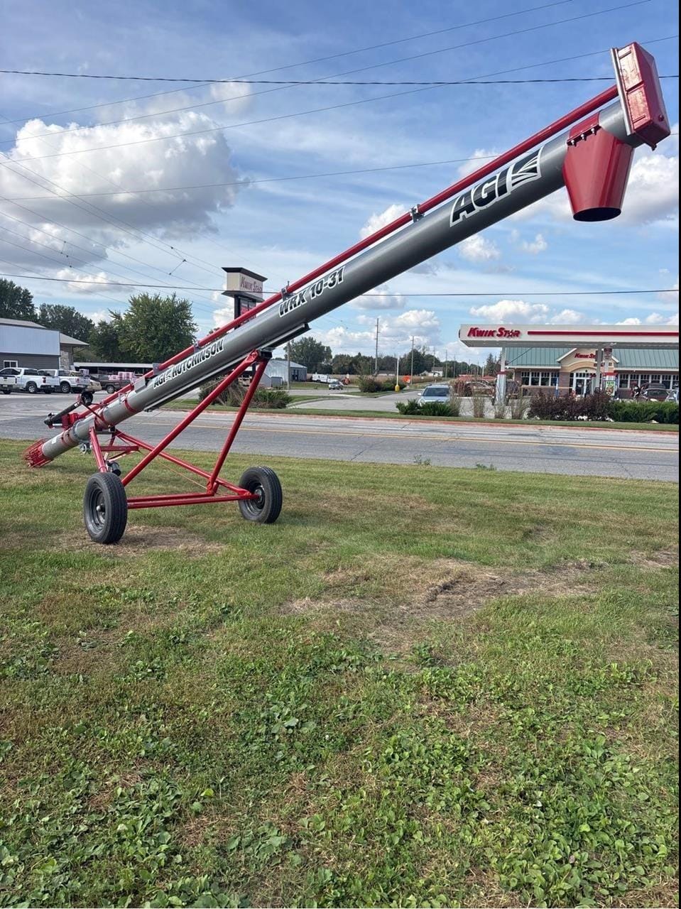 2025 Hutchinson WRX10-31 Equipment Image0