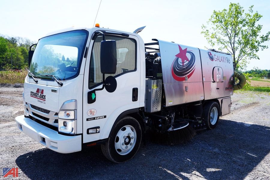 2025 Isuzu NRR Equipment Image0