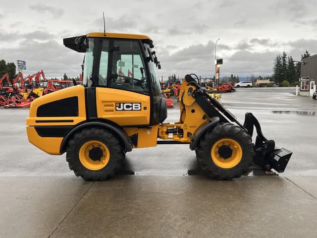 Image of JCB 407 Agri equipment image 4