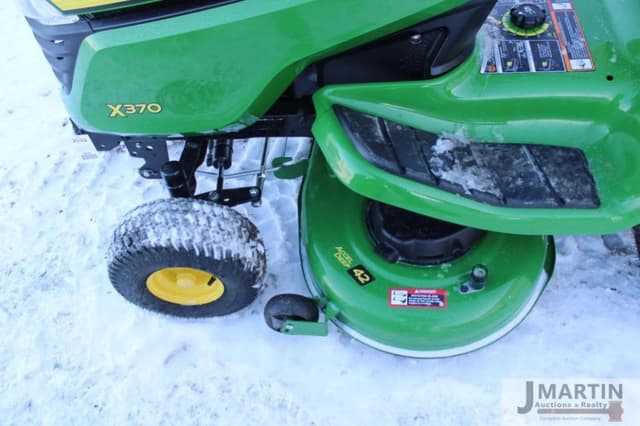 Image of John Deere X370 equipment image 4