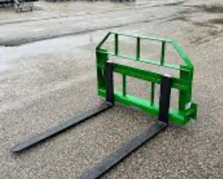 2025 John Deere Pallet Forks Equipment Image0