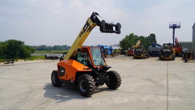 Image of JLG 519 equipment image 3