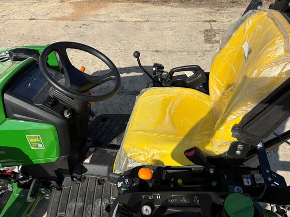 Image of John Deere 1025R equipment image 3