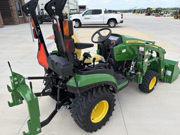 Image of John Deere 1025R equipment image 4