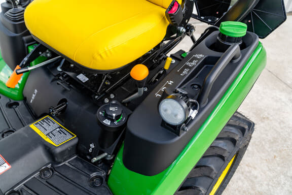 Image of John Deere 1025R equipment image 3