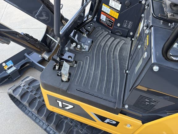 Image of John Deere 17P equipment image 3