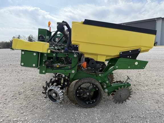 Image of John Deere 1725 equipment image 3