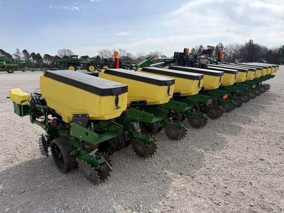 Image of John Deere 1725 equipment image 1