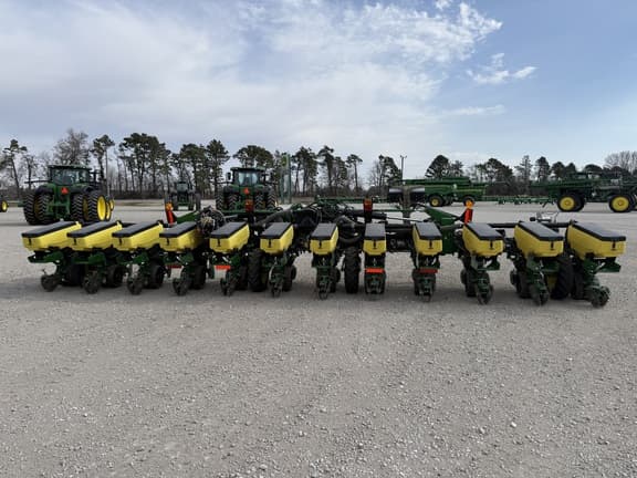 Image of John Deere 1725 equipment image 2