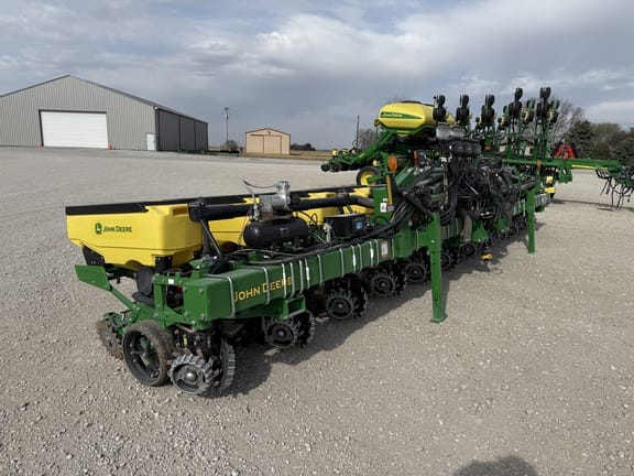 2025 John Deere 1725 Equipment Image0