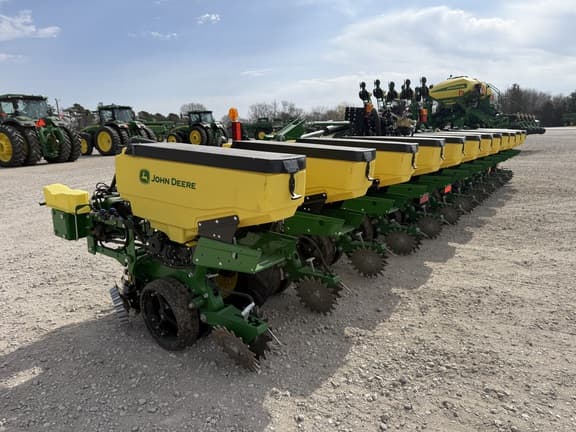 Image of John Deere 1725 equipment image 1