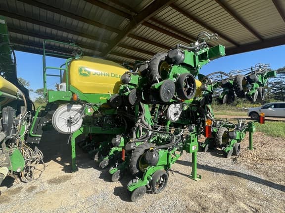 Image of John Deere 1725 equipment image 4