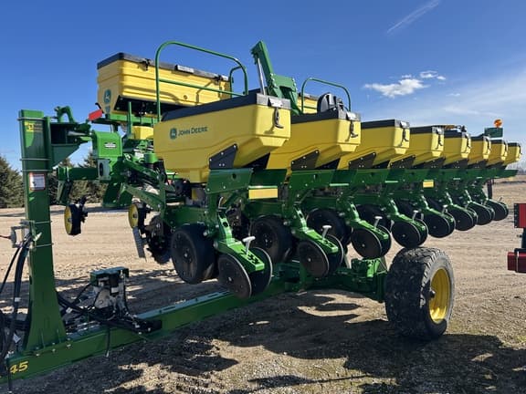 Image of John Deere 1745 equipment image 1