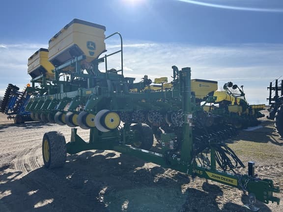 Image of John Deere 1745 equipment image 2