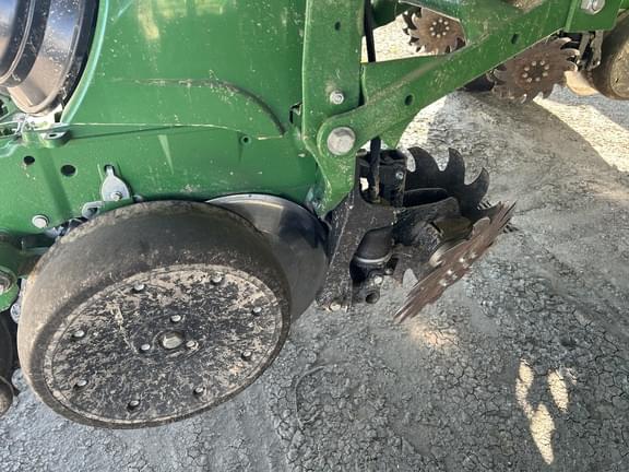 Image of John Deere 1775 equipment image 2