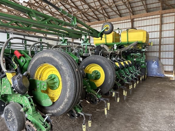 Image of John Deere 1775 equipment image 4