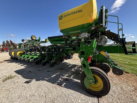 Image of John Deere 1775 equipment image 3
