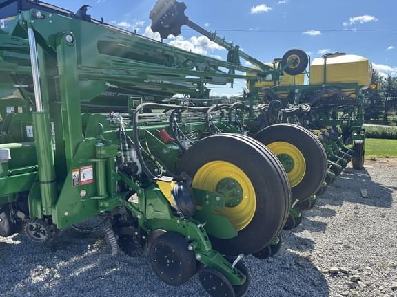 Image of John Deere 1775 equipment image 1