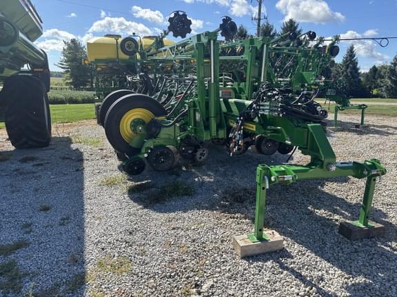 Image of John Deere 1775 equipment image 2