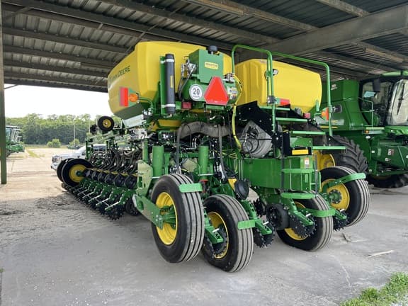Image of John Deere 1775 equipment image 2